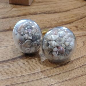 Set Of 2 Knobs With Tiny Shells Inside